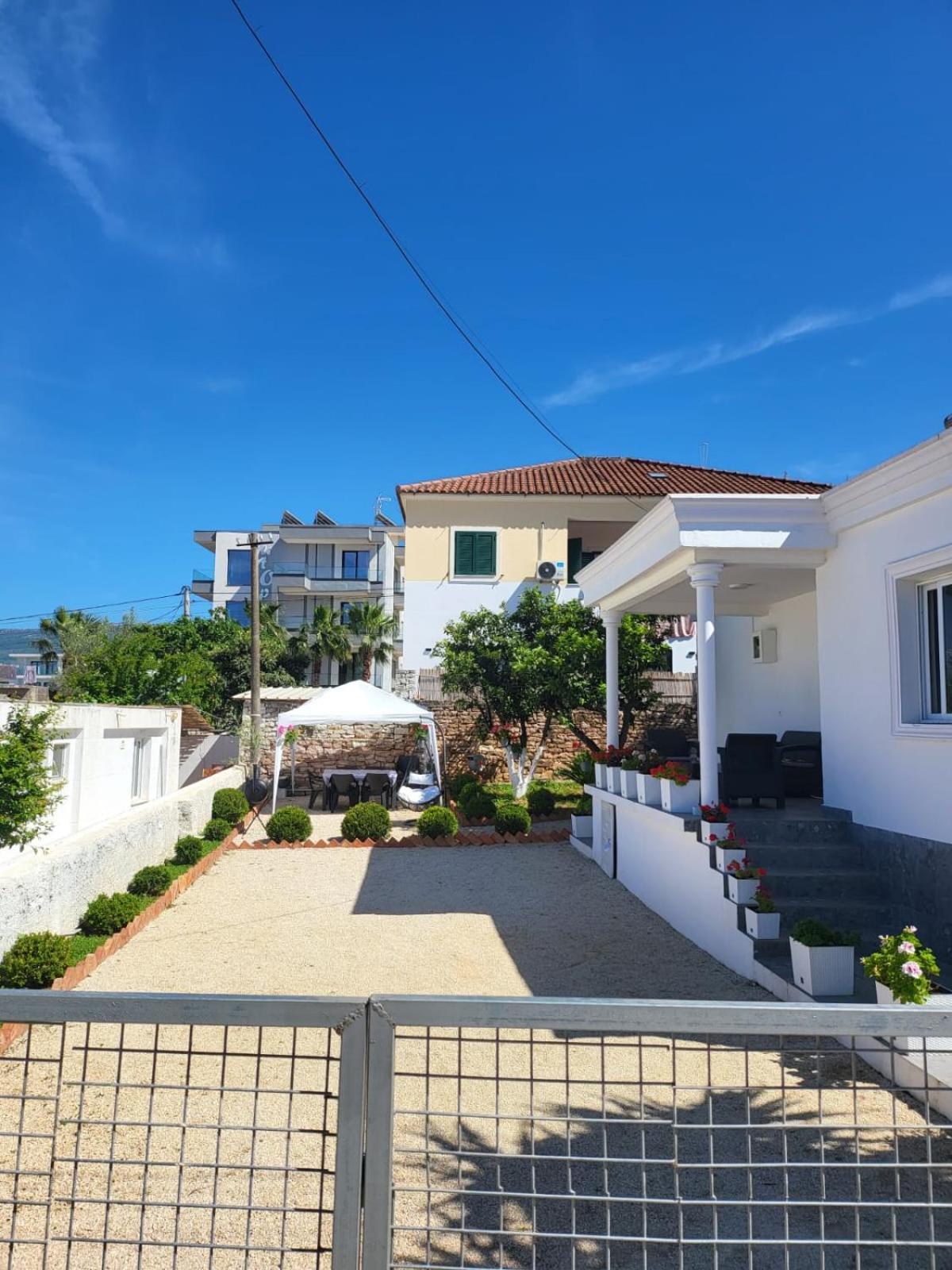 Vila Ademi Ksamil Luaran gambar